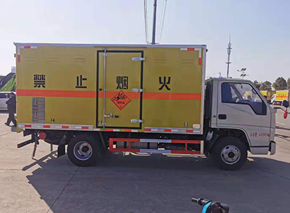 南涧爆破器材运输车工人安全操作规范与智能技术保障